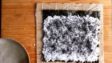 black sesame seed on top of rice for california roll