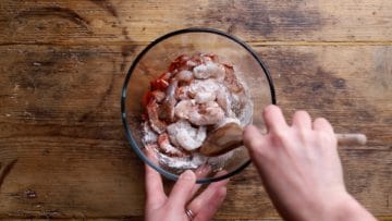 dust prawns with flour and paprika