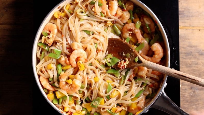 mix the pad thai