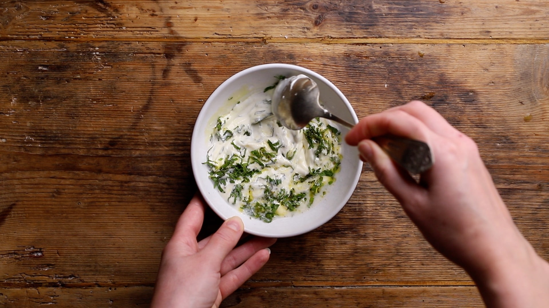 mix together yogurt, lemon juice, garlic granules and mint